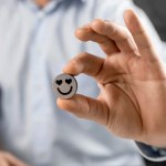 Uma pessoa segurando um botão com corações nos olhos, representando a fidelização de clientes