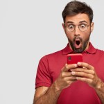 Um homem feliz ao usar o cashback em uma empresa que sabe como atrair, conquistar e manter clientes com o cashback