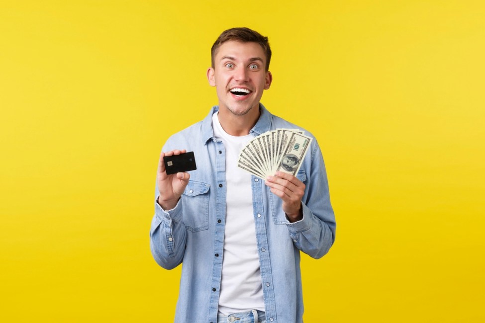 Cliente feliz usando programas de cashback em uma empresa que adota estratégias de fidelização de clientes