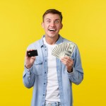 Cliente feliz usando programas de cashback em uma empresa que adota estratégias de fidelização de clientes