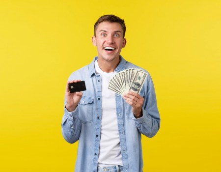 Cliente feliz usando programas de cashback em uma empresa que adota estratégias de fidelização de clientes