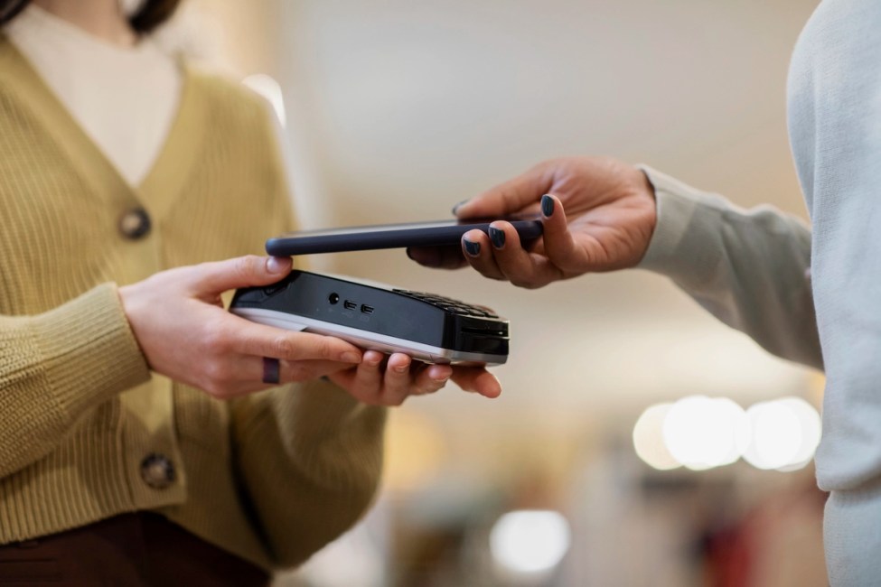 Uma pessoa fazendo compras em um estabelecimento que sabe como oferecer cashback em datas comemorativas