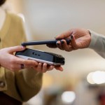 Uma pessoa fazendo compras em um estabelecimento que sabe como oferecer cashback em datas comemorativas