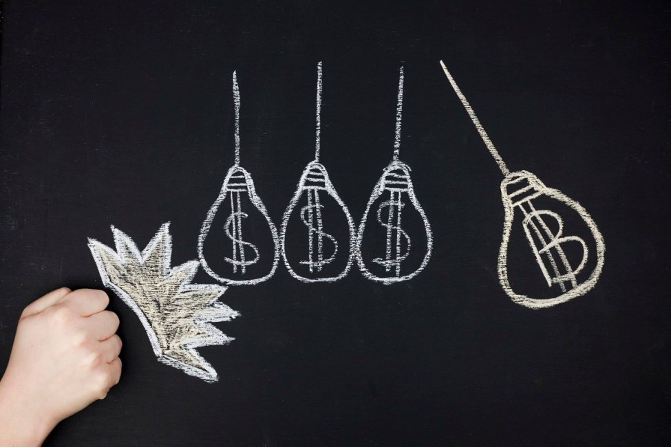 Desenhos de saco de dinheiro em uma lousa representando dicas financeiras