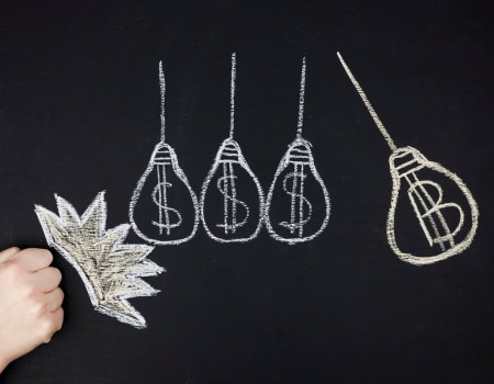 Desenhos de saco de dinheiro em uma lousa representando dicas financeiras